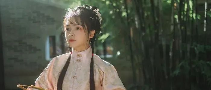 汉服摄影|秋将归去冬又至，寒色不遮万山