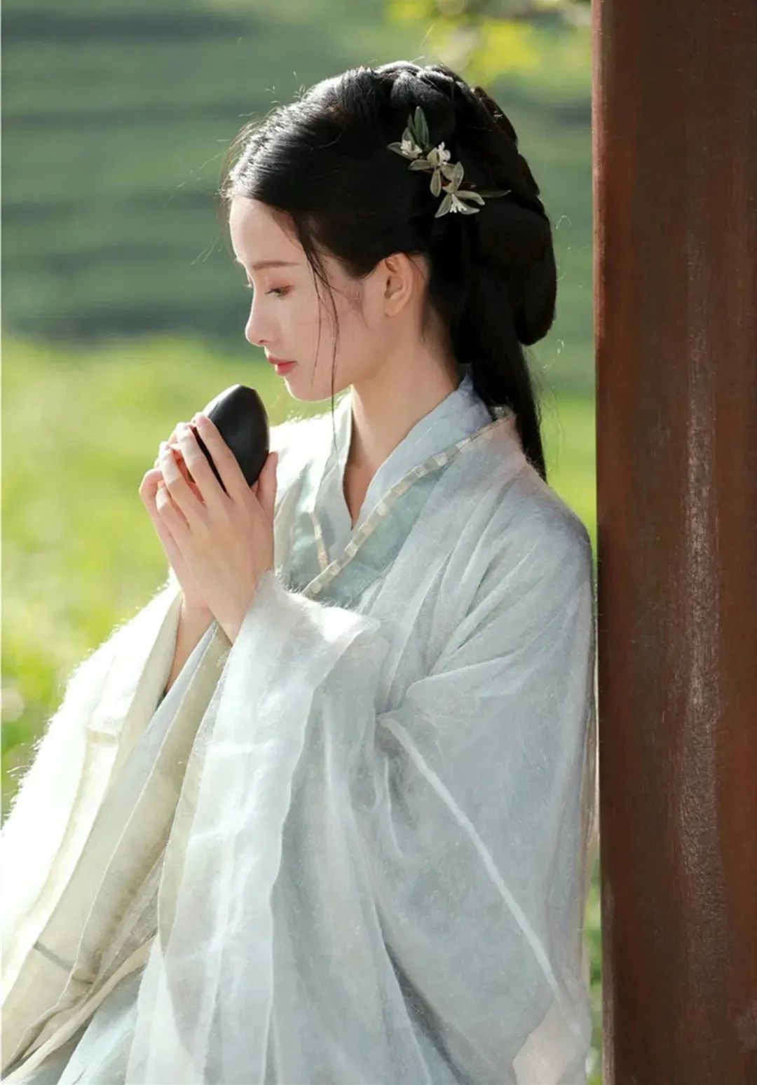 汉服颂 | 度雪妄人：随心移字花笺染，信手拨弦绮韵生