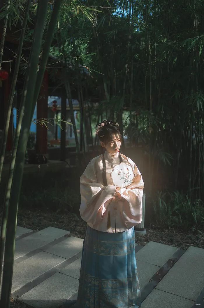 汉服美景||秋将归去冬又至，寒色不遮万山~