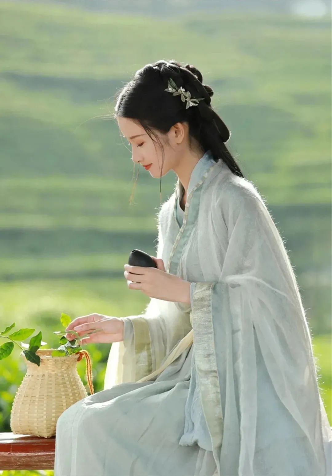 汉服颂 | 度雪妄人：随心移字花笺染，信手拨弦绮韵生