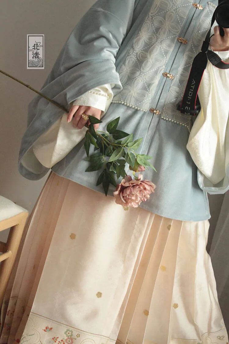 明制汉服推荐|富贵即视感 “大浪淘金” 可还行? 明制汉服推荐|富贵即视感 “大浪淘金” 可还行?