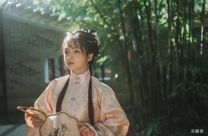 汉服美景||秋将归去冬又至，寒色不遮万山~