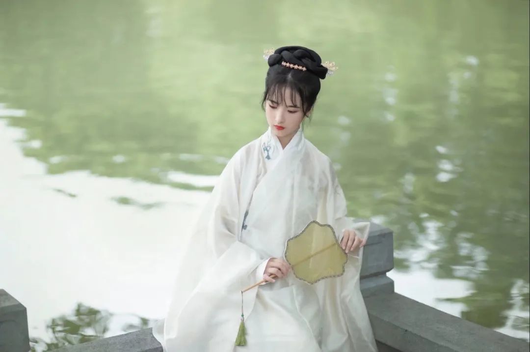 汉服颂 | 秋水无痕：清辞妙曲度流年，醉卧书山有梦牵