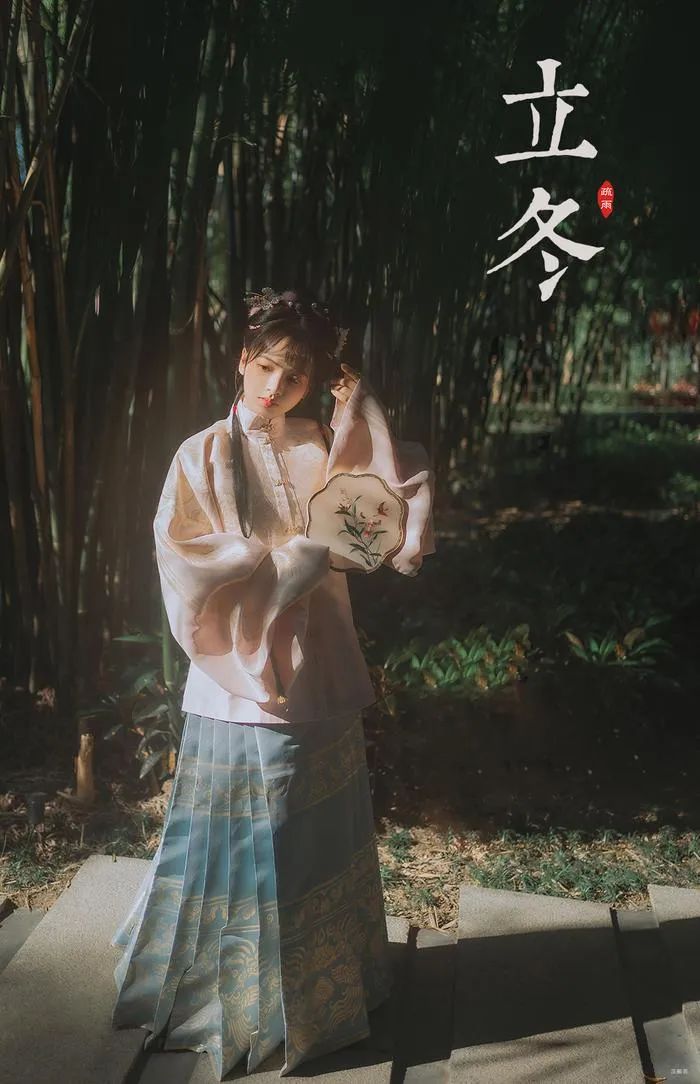 汉服美景||秋将归去冬又至，寒色不遮万山~