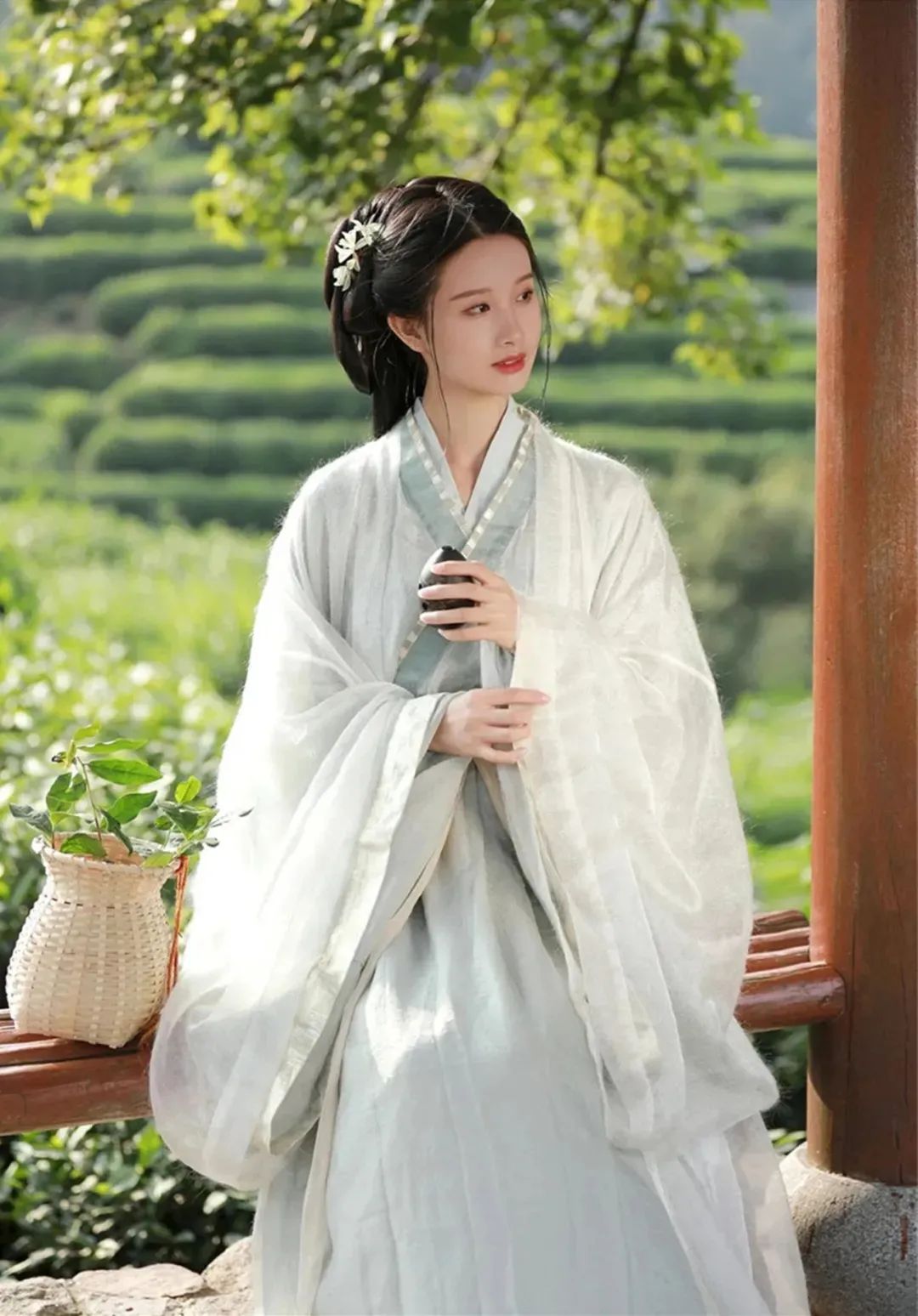 汉服颂 | 度雪妄人：随心移字花笺染，信手拨弦绮韵生