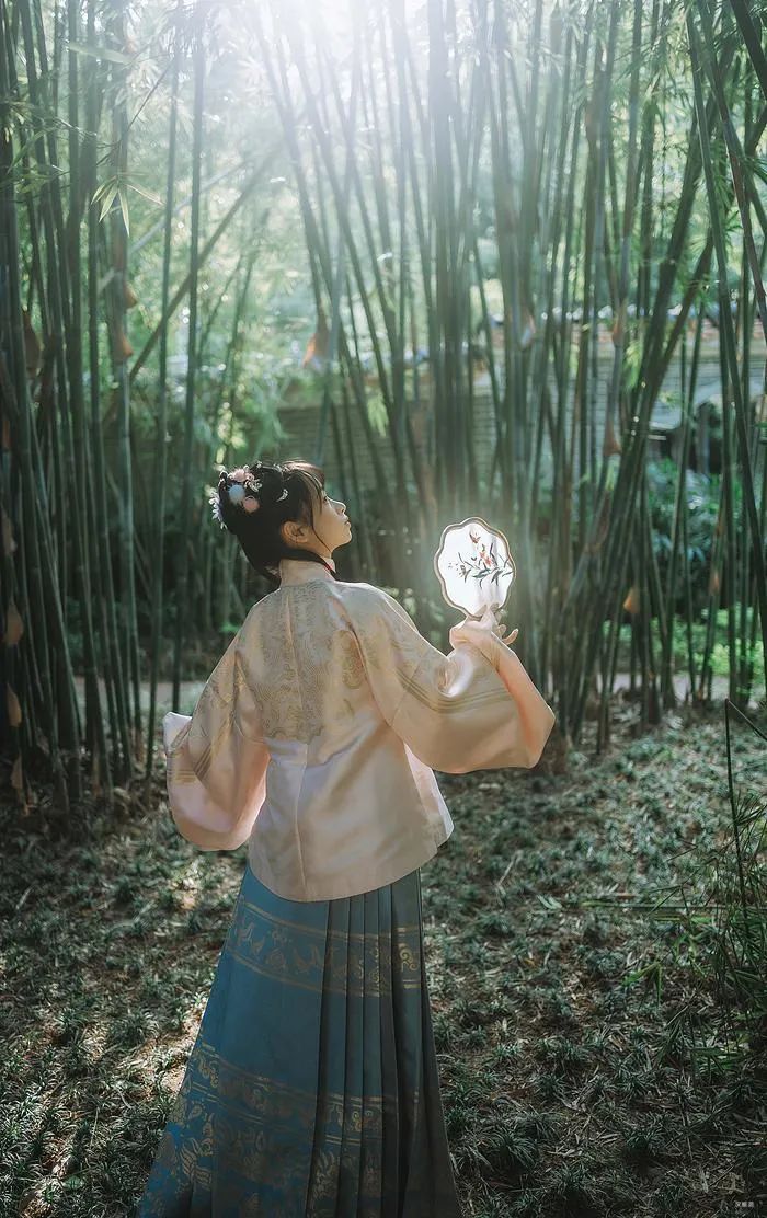 汉服美景||秋将归去冬又至，寒色不遮万山~