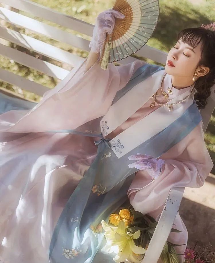 冬天穿汉服臃肿?怕你是不知道还有这神仙搭配 冬天穿汉服臃肿?怕你是不知道还有这神仙搭配