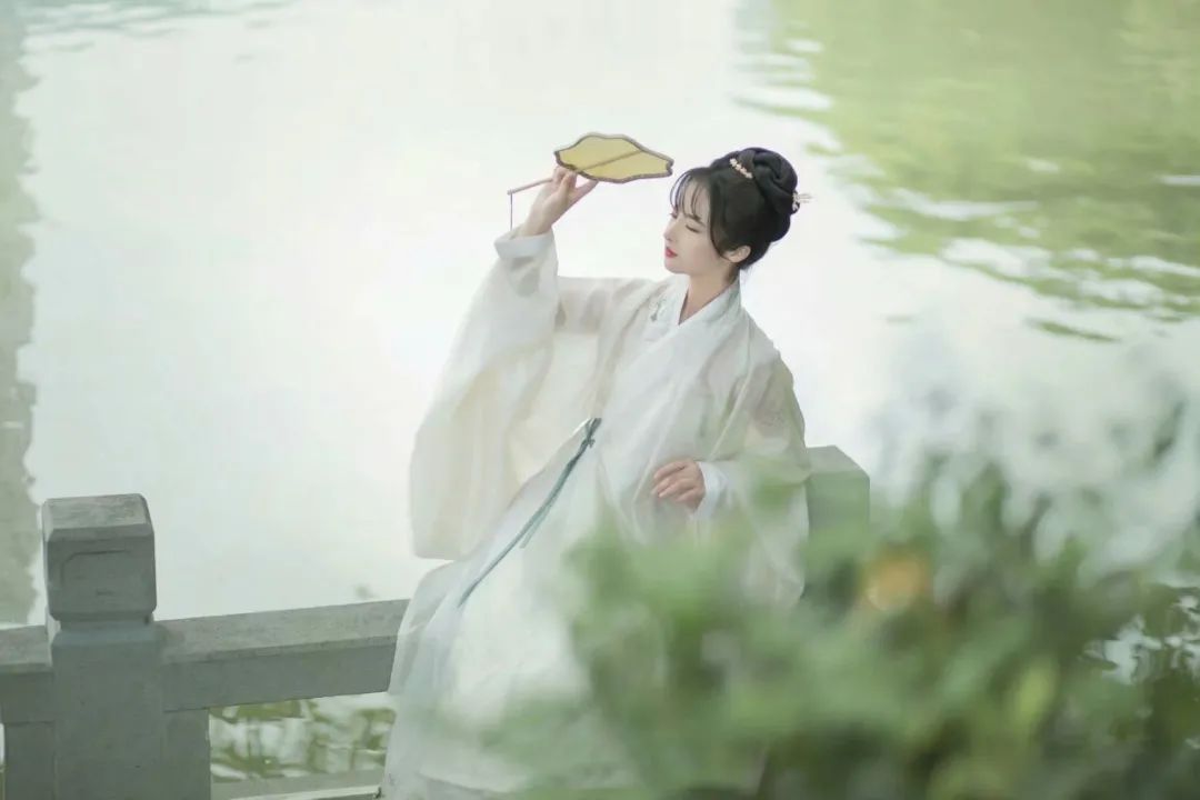 汉服颂 | 秋水无痕：清辞妙曲度流年，醉卧书山有梦牵