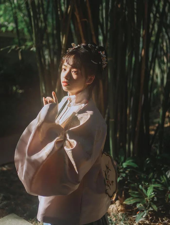 汉服美景||秋将归去冬又至，寒色不遮万山~