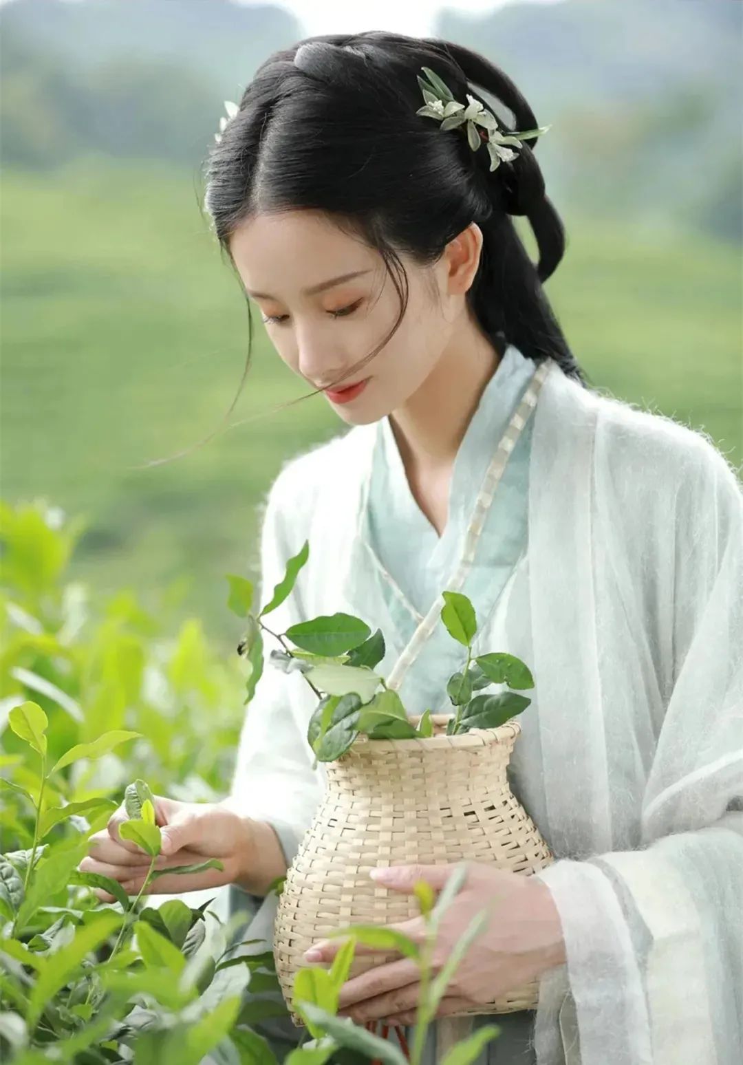 汉服颂 | 度雪妄人：随心移字花笺染，信手拨弦绮韵生