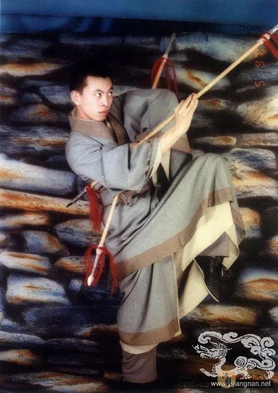 汉服运动大事记(5):天汉网提出 “华夏复兴 衣冠先行” 口号 汉服运动大事记(5):天汉网提出 “华夏复兴 衣冠先行” 口号