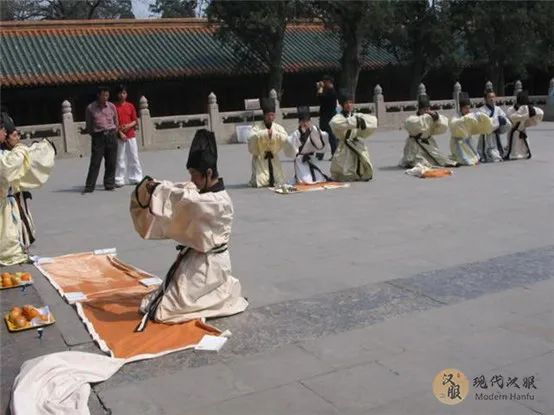 汉服运动大事记(7):第一位把汉服引入家庭的人 汉服运动大事记(7):第一位把汉服引入家庭的人