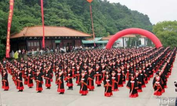 汉服运动大事记(十一):第一位穿汉服回国的海外华人 汉服运动大事记(十一):第一位穿汉服回国的海外华人