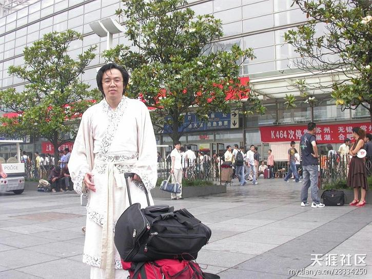 汉服运动大事记(十一):第一位穿汉服回国的海外华人 汉服运动大事记(十一):第一位穿汉服回国的海外华人
