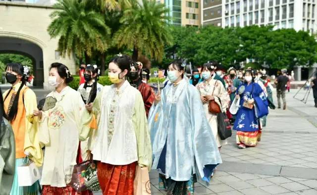 2021台湾汉服爱好者出行日大聚会，场面壮观，全家汉服出行​“大明风华”显风采，天下汉服是一家。