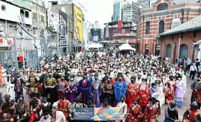 2021台湾汉服爱好者出行日大聚会，场面壮观，全家汉服出行​“大明风华”显风采，天下汉服是一家。
