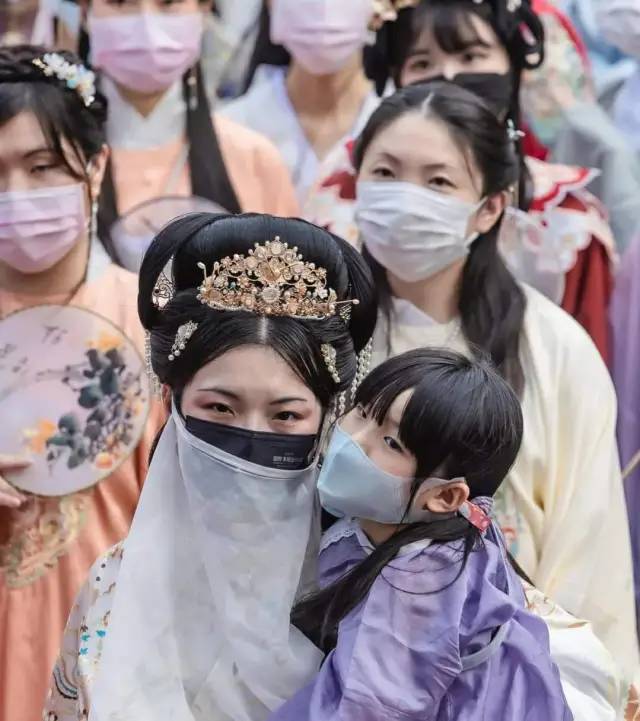 2021台湾汉服爱好者出行日大聚会，场面壮观，全家汉服出行​“大明风华”显风采，天下汉服是一家。