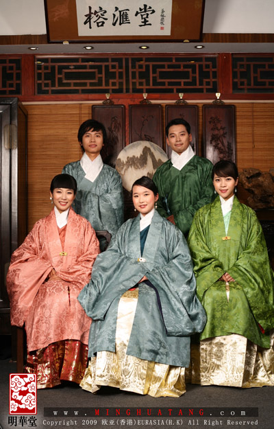 汉服运动大事记(十八):首次被媒体报道的汉服照毕业照活动 汉服运动大事记(十八):首次被媒体报道的汉服照毕业照活动