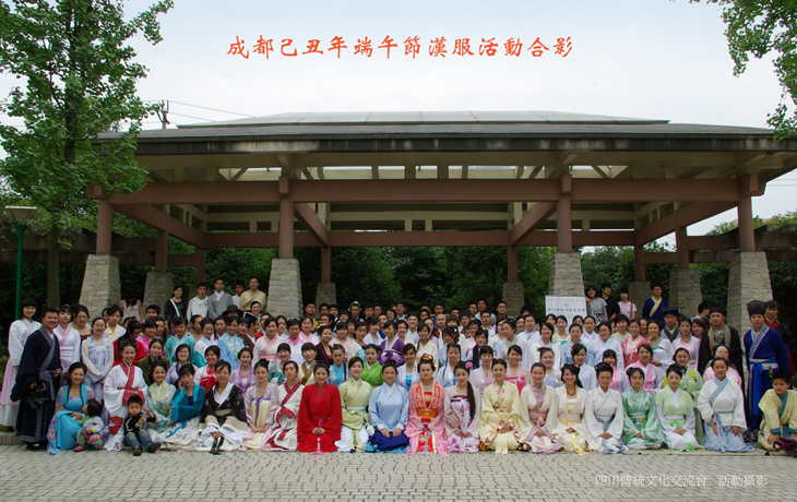 汉服运动大事记(十八):首次被媒体报道的汉服照毕业照活动 汉服运动大事记(十八):首次被媒体报道的汉服照毕业照活动