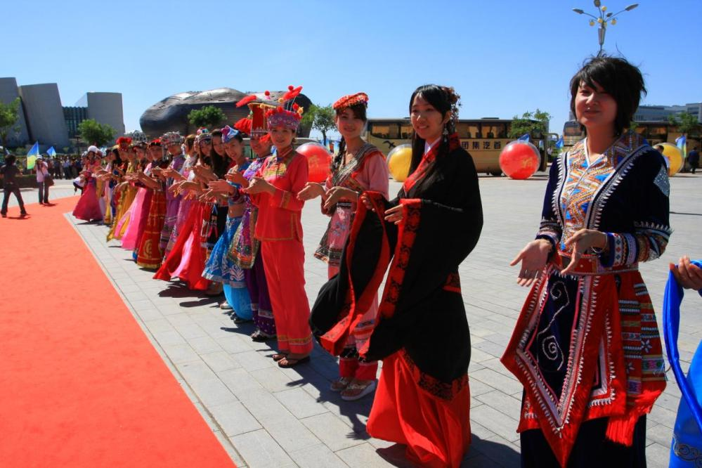 汉服运动大事记(十九):汉服第一次与55个少数民族服装同台亮相 汉服运动大事记(十九):汉服第一次与55个少数民族服装同台亮相