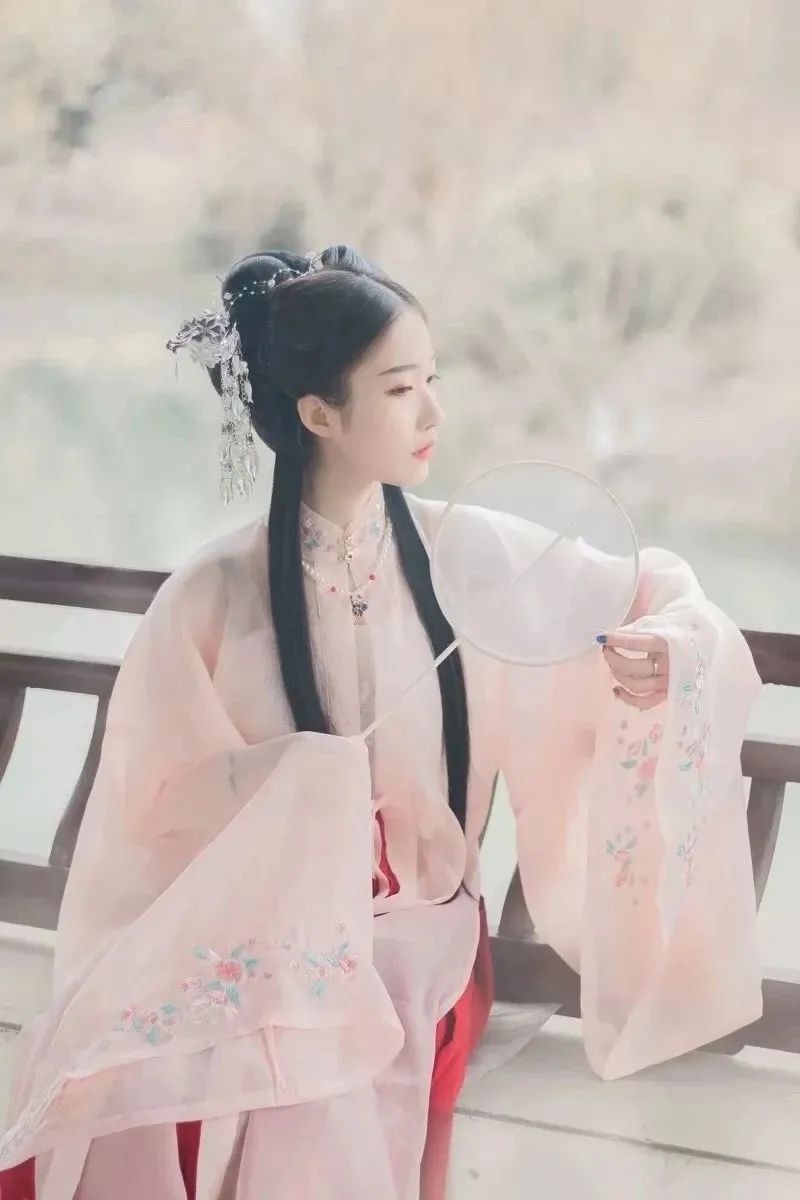 汉服颂 | 灵曦：竖笛欢声明月夜，横琴醉卧凤楼春