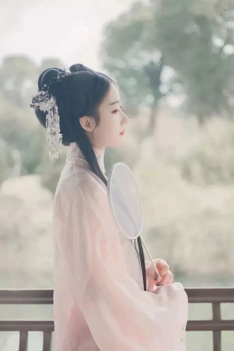 汉服颂 | 灵曦：竖笛欢声明月夜，横琴醉卧凤楼春