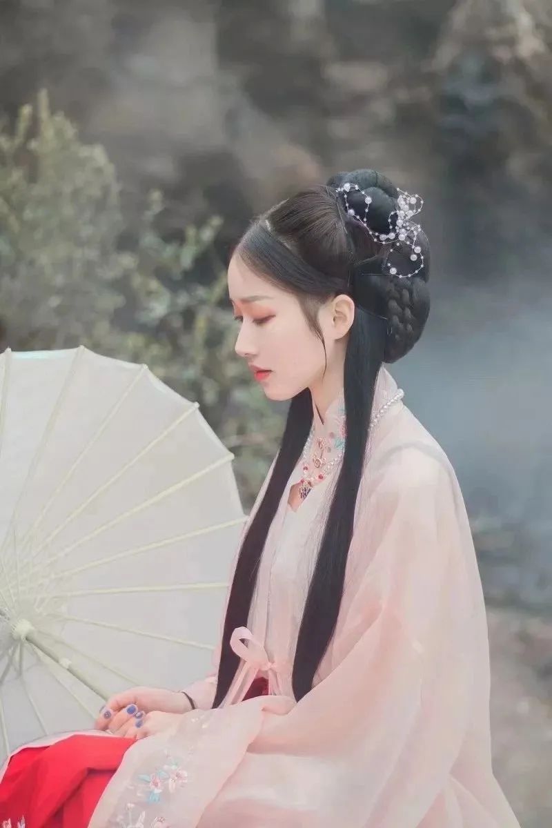 汉服颂 | 灵曦：竖笛欢声明月夜，横琴醉卧凤楼春