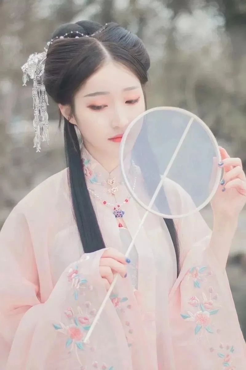 汉服颂 | 灵曦：竖笛欢声明月夜，横琴醉卧凤楼春