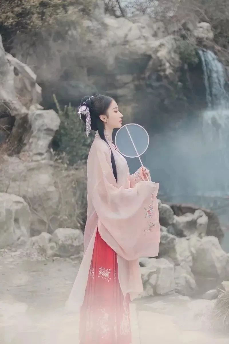 汉服颂 | 灵曦：竖笛欢声明月夜，横琴醉卧凤楼春