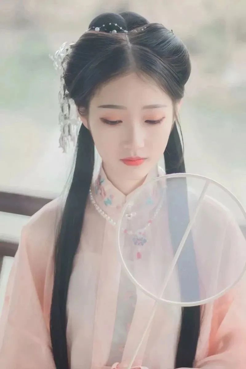 汉服颂 | 灵曦：竖笛欢声明月夜，横琴醉卧凤楼春