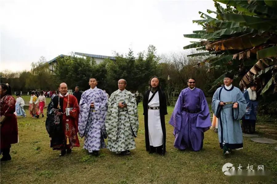 “汉服博导”“青城派掌门”联手出招“汉服太极” “汉服博导”“青城派掌门”联手出招“汉服太极”