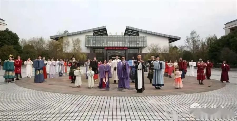 “汉服博导”“青城派掌门”联手出招“汉服太极”