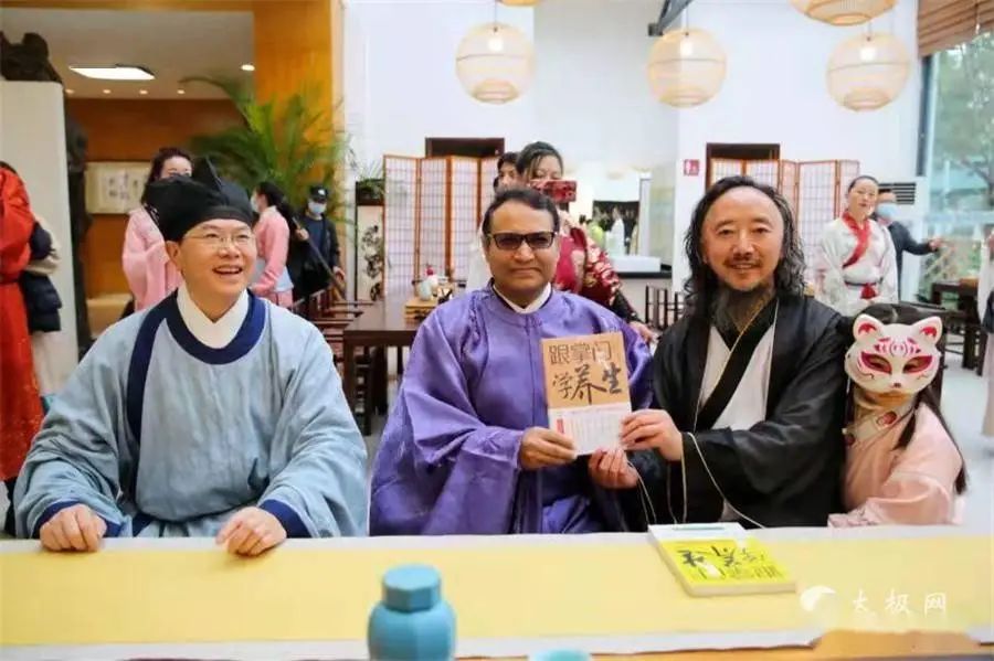 “汉服博导”“青城派掌门”联手出招“汉服太极” “汉服博导”“青城派掌门”联手出招“汉服太极”