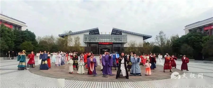 “汉服博导”“青城派掌门”联手出招“汉服太极” “汉服博导”“青城派掌门”联手出招“汉服太极”