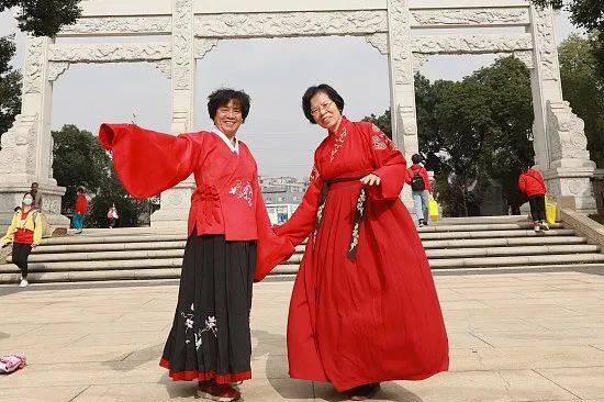 穿汉服游湿地，捐福袋过冬至