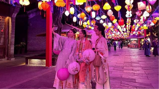 一起穿汉服逛华南最大的虎年迎春灯会吧!
