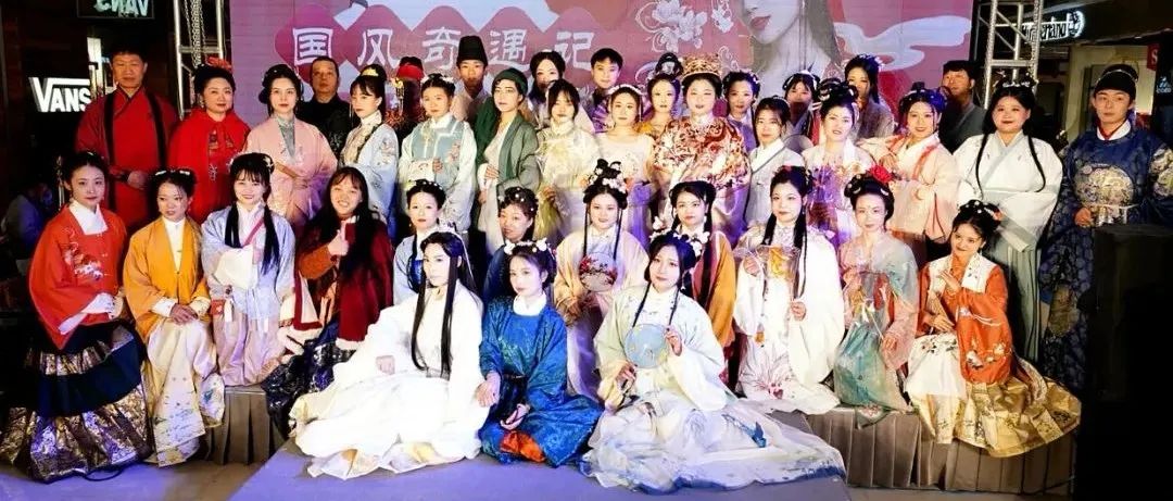 首届“羽裳华服——同袍会中原”暨郑州市服装协会汉服专业委员会年会 将于2022年1月9日举办 首届“羽裳华服——同袍会中原”暨郑州市服装协会汉服专业委员会年会 将于2022年1月9日举办