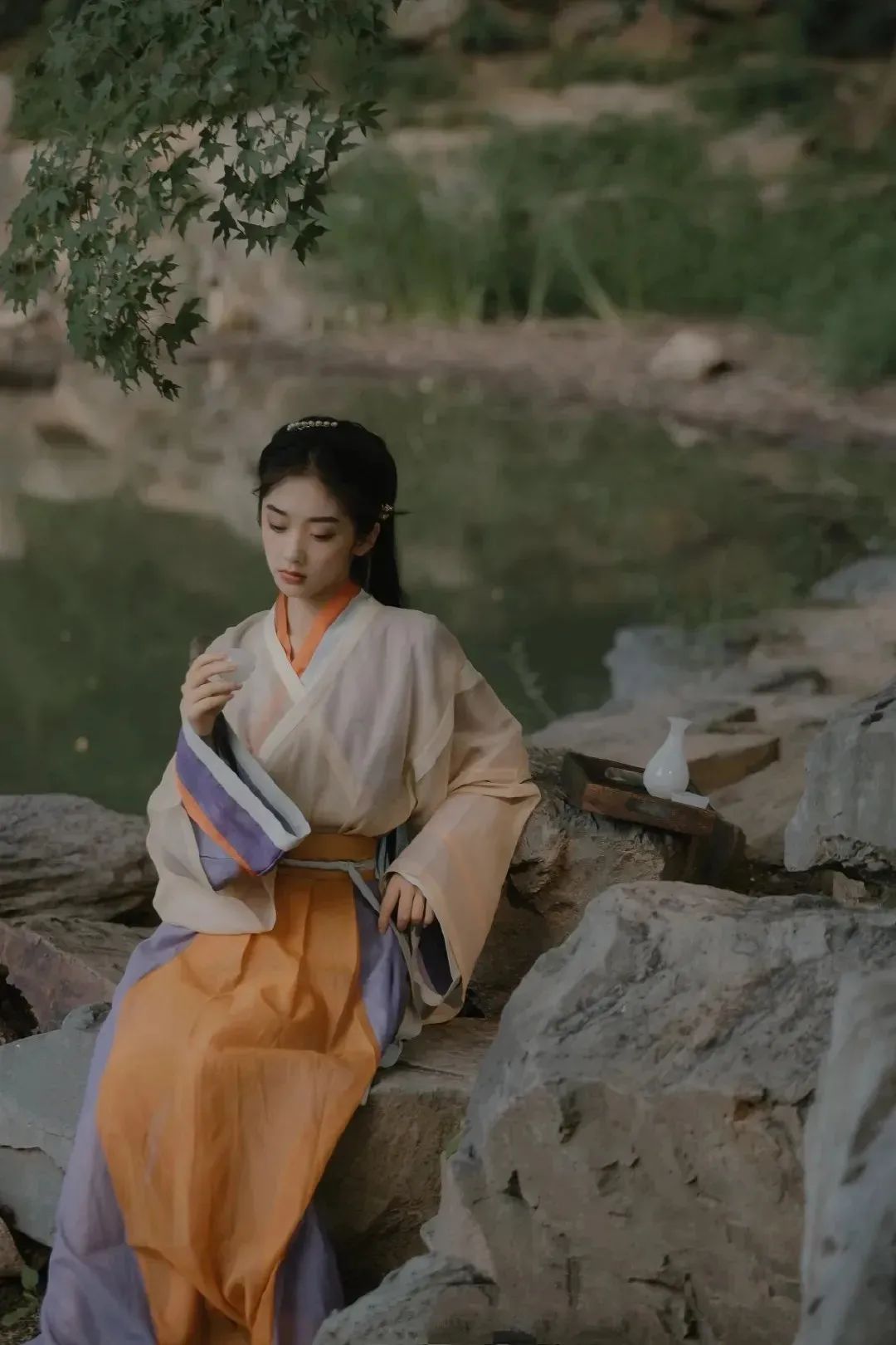 汉服颂 | 荏苒光阴烟一缕，梅花枝上几回春