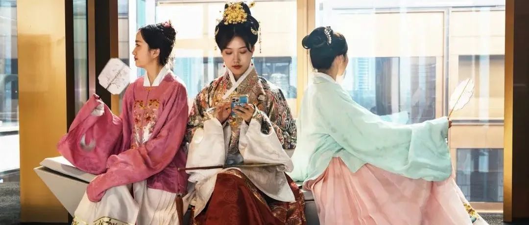美国《VOGUE》杂志一条汉服科普帖,韩国网民又搞事了!《关于部分韩国网民文化自卑这件事》