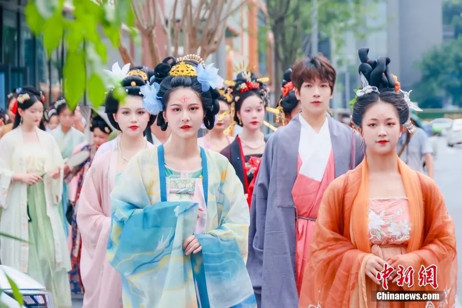 汉服热点 | 成都街头上演国潮汉服巡游活动