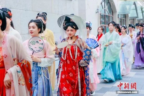 汉服热点 | 成都街头上演国潮汉服巡游活动