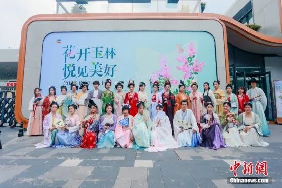 汉服热点 | 成都街头上演国潮汉服巡游活动