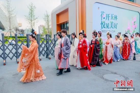 汉服热点 | 成都街头上演国潮汉服巡游活动