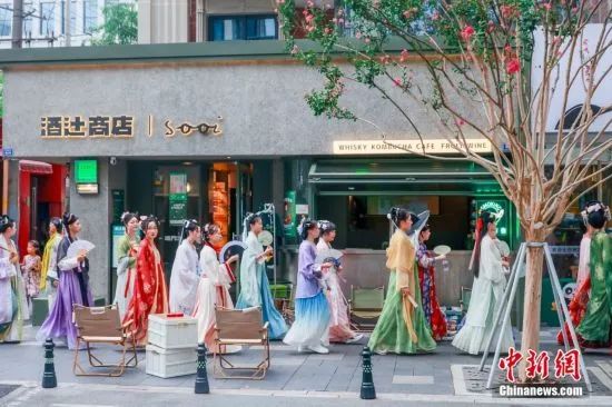 汉服热点 | 成都街头上演国潮汉服巡游活动