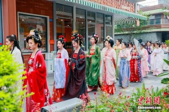汉服热点 | 成都街头上演国潮汉服巡游活动