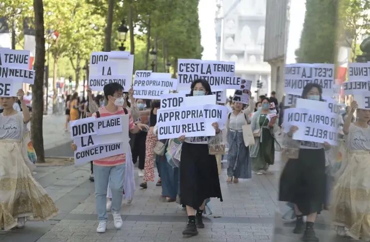 热搜，有人捣乱破坏，Dior直播间，海外舆论发酵#中国留学生抗议迪奥文化挪用#