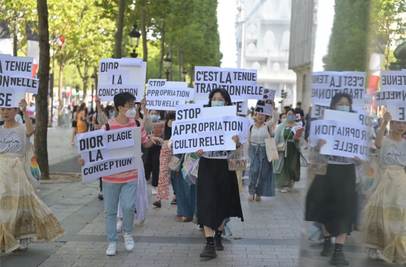 报道:中国留学生在法抗议迪奥文化挪用 报道:中国留学生在法抗议迪奥文化挪用