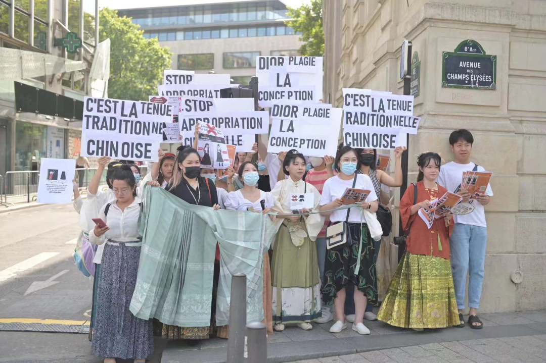 报道:中国留学生在法抗议迪奥文化挪用 报道:中国留学生在法抗议迪奥文化挪用