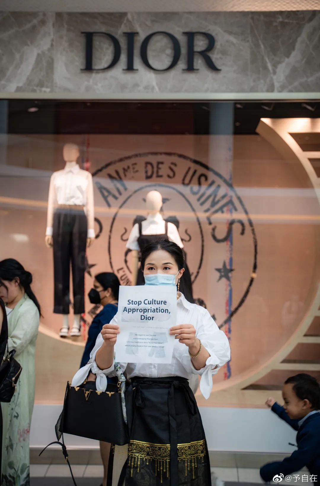 美国北加州汉服同袍发声，抗议“迪奥文化挪用”。迪奥工作人员：汇报上级，十分钦佩