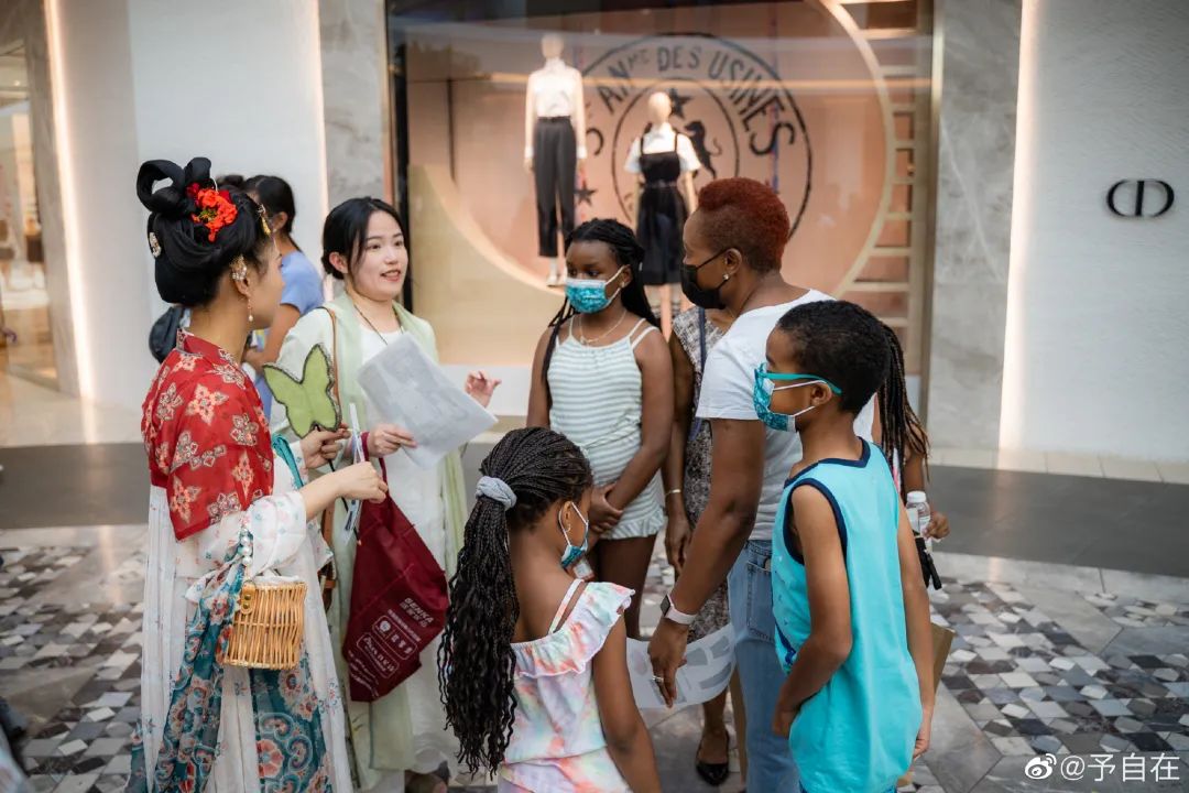 美国北加州汉服同袍发声，抗议“迪奥文化挪用”。迪奥工作人员：汇报上级，十分钦佩